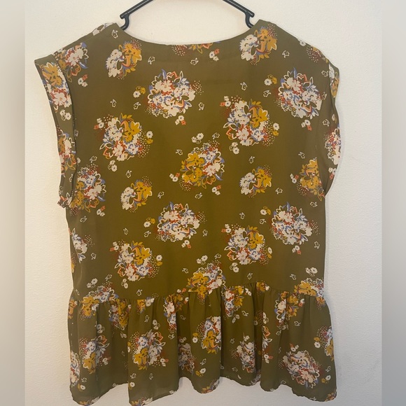 Women’s Loft Outlet Floral Print Green Short Sleeve Blouse Size Medium - Picture 11 of 11